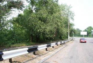 У Кам`янському на житловому масиві Дніпробуд монтують огорожу